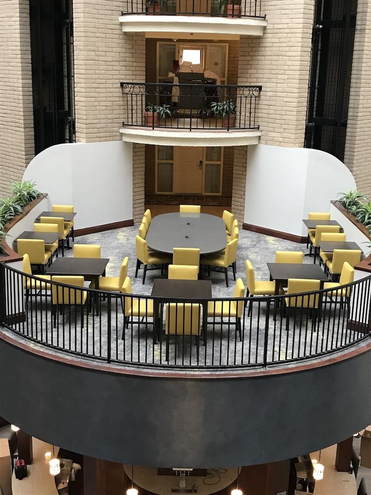 Embassy Suites Dallas - Park Central Area Экстерьер фото