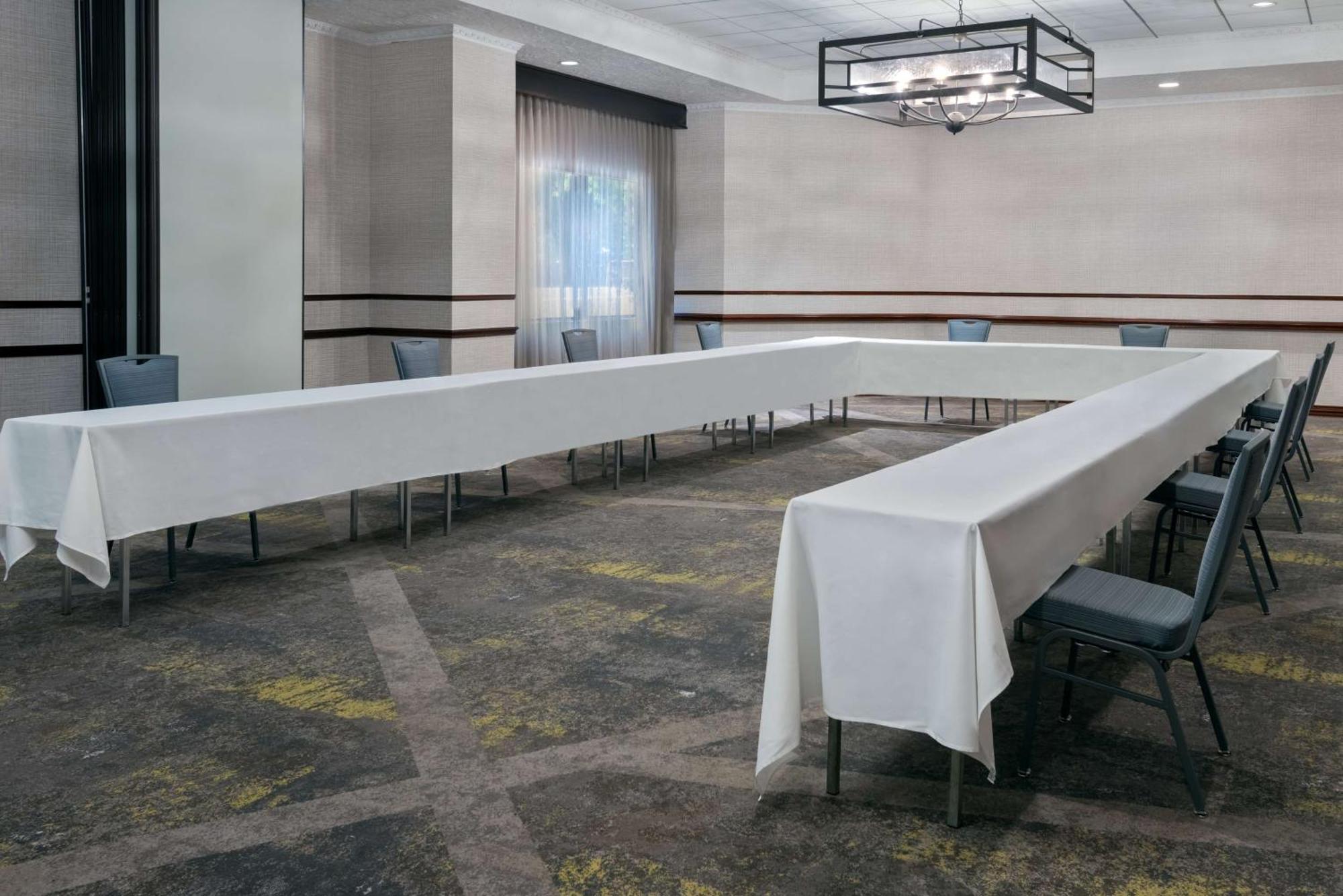 Embassy Suites Dallas - Park Central Area Экстерьер фото